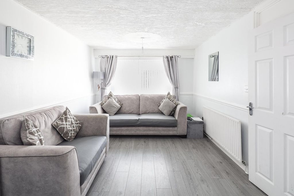 Property photo 2 of 18 Lounge