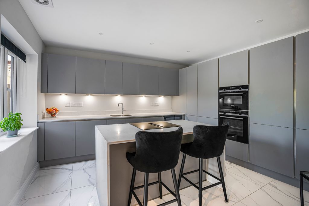 Property photo 3 of 27 Kitchen