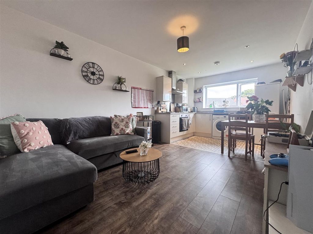 Property photo 2 of 8 Lounge / Open Plan Kitchen