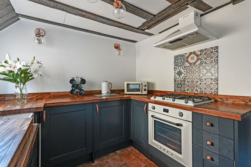 Property photo 3 of 12 Kitchen