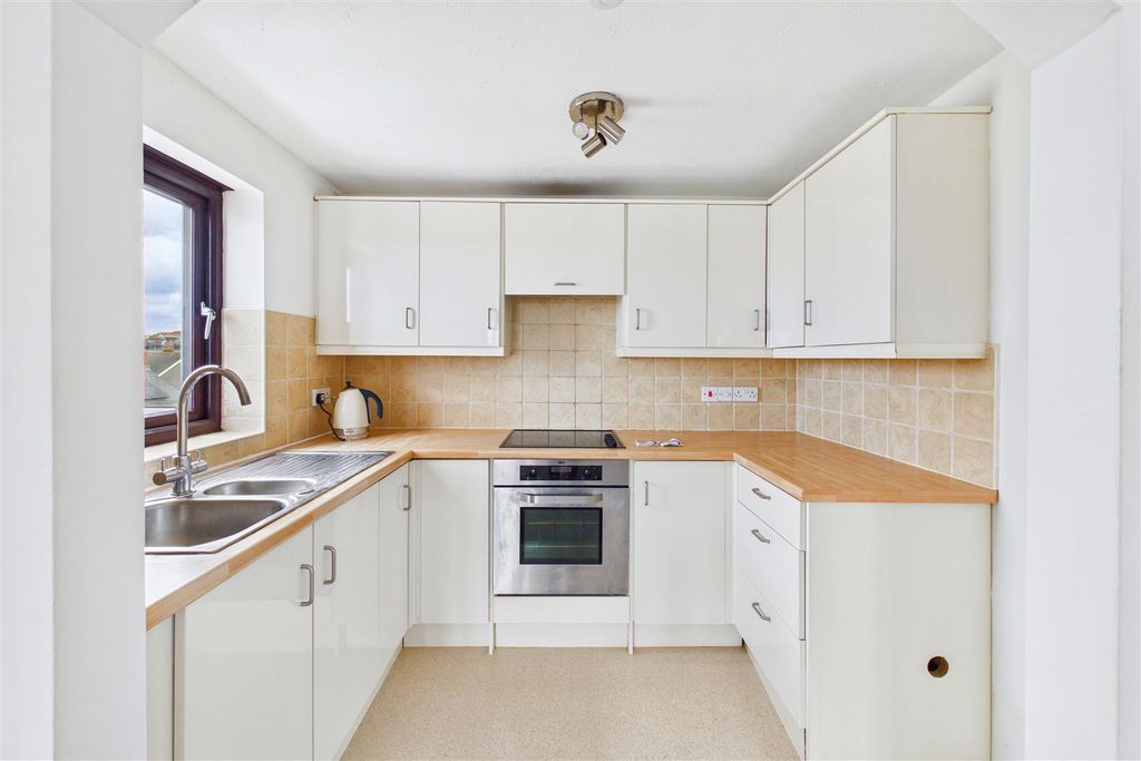Property photo 3 of 12 Kitchen