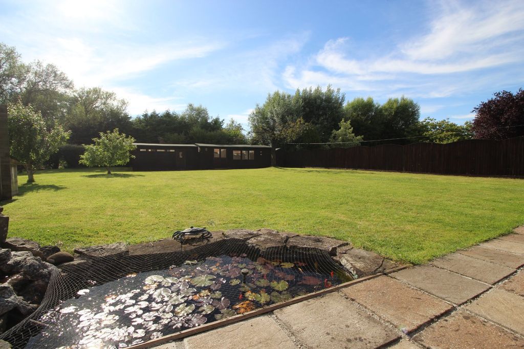 Property photo 2 of 30 Gardens