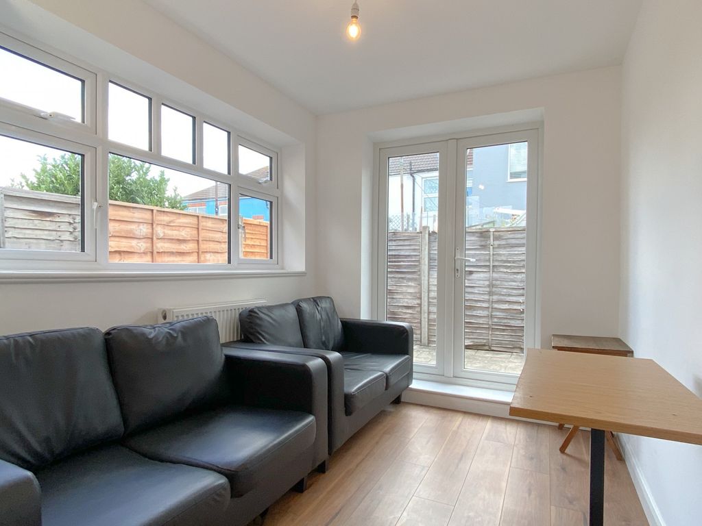 Property photo 1 of 8 A Bright And Welcoming Contemporary Living Room Fe...