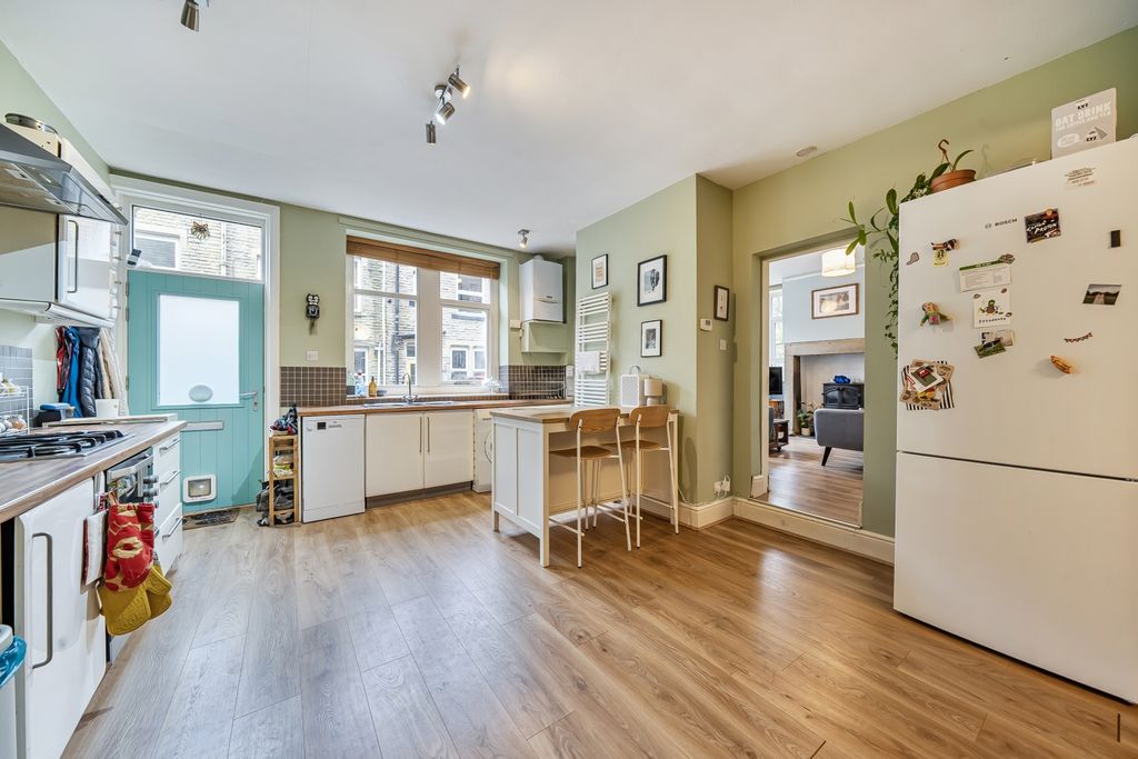 Property photo 3 of 14 Kitchen 2