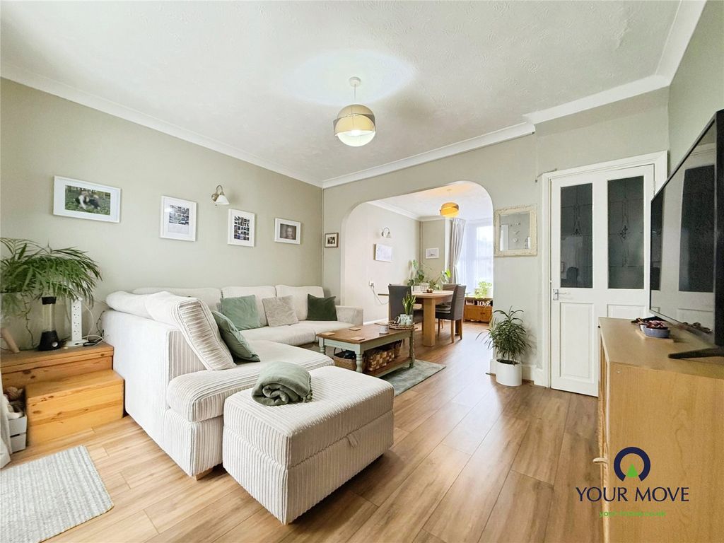 Property photo 3 of 11 Lounge