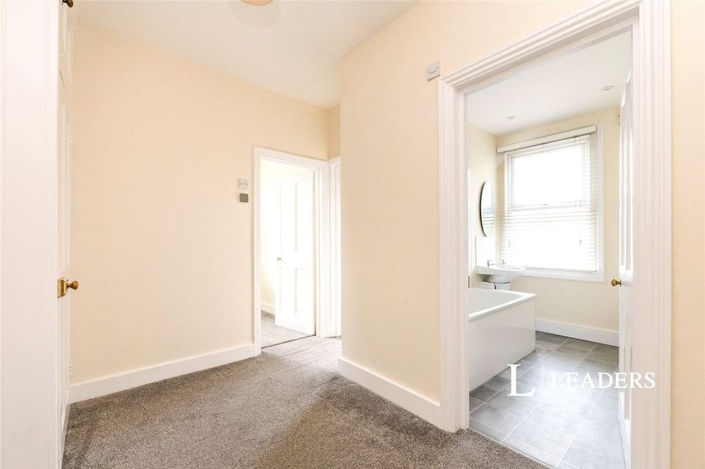 Property photo 3 of 10 Corridor