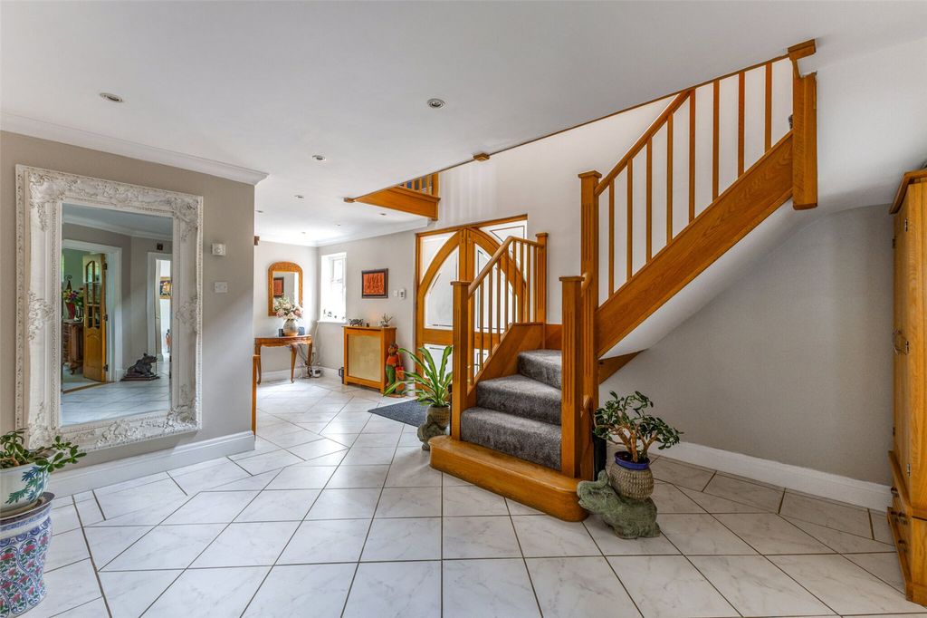 Property photo 3 of 35 Entrance Hall