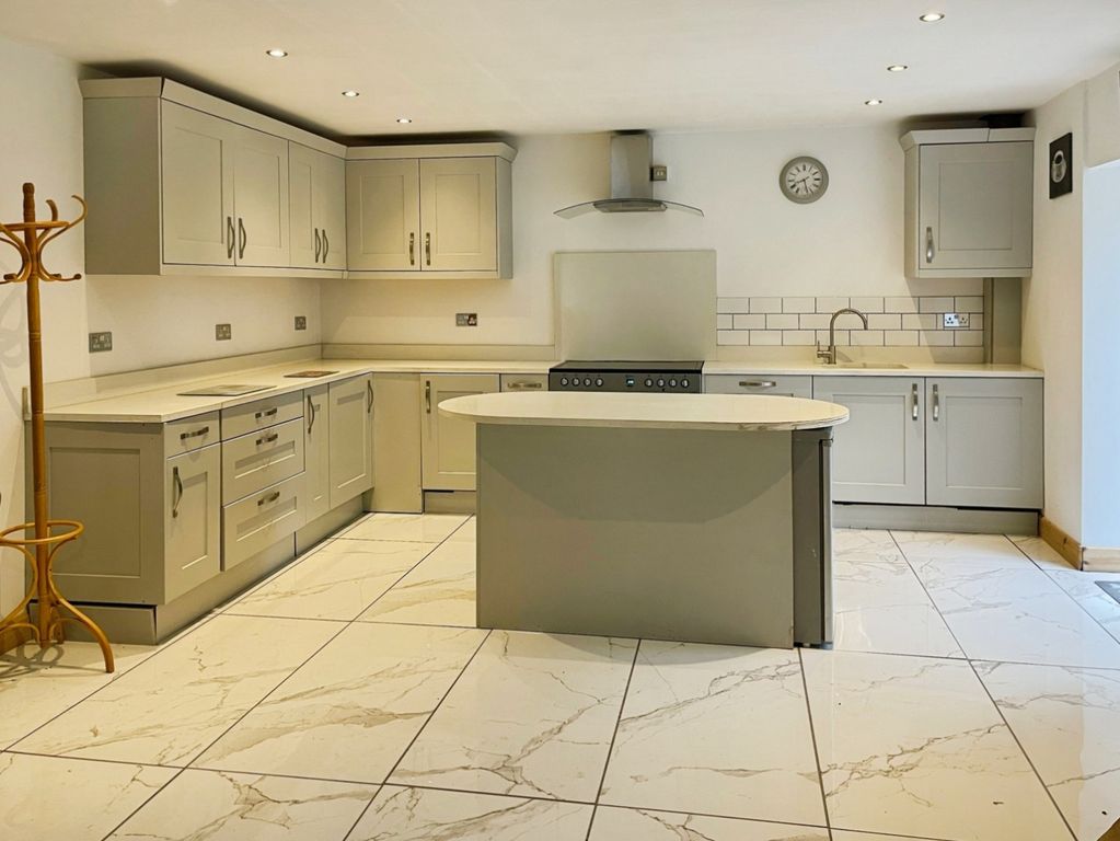 Property photo 3 of 28 Kitchen