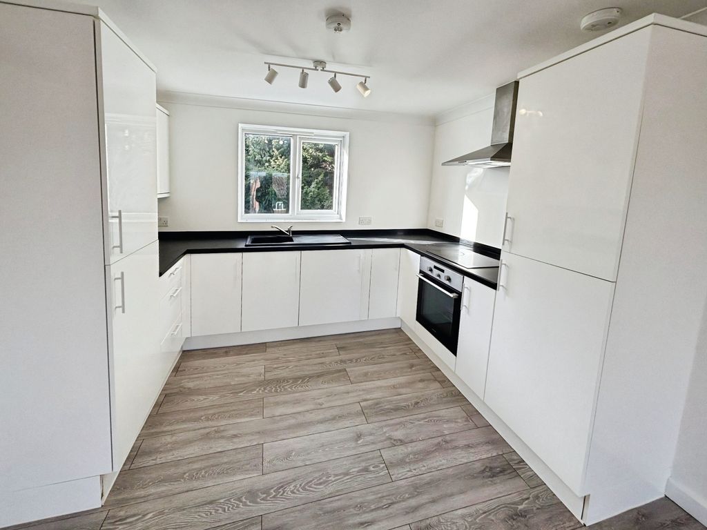 Property photo 2 of 9 1E02828c-3 20Sey