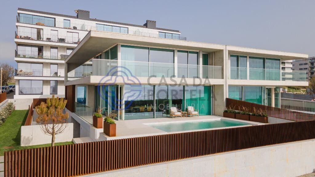 Property photo 1 of 4 Luxurious 4+1 Bedroom Home On The Front Line Of The Sea