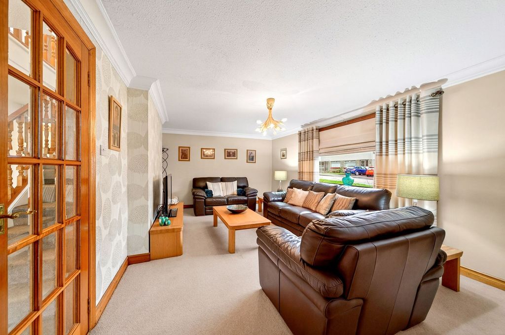 Property photo 2 of 31 Lounge