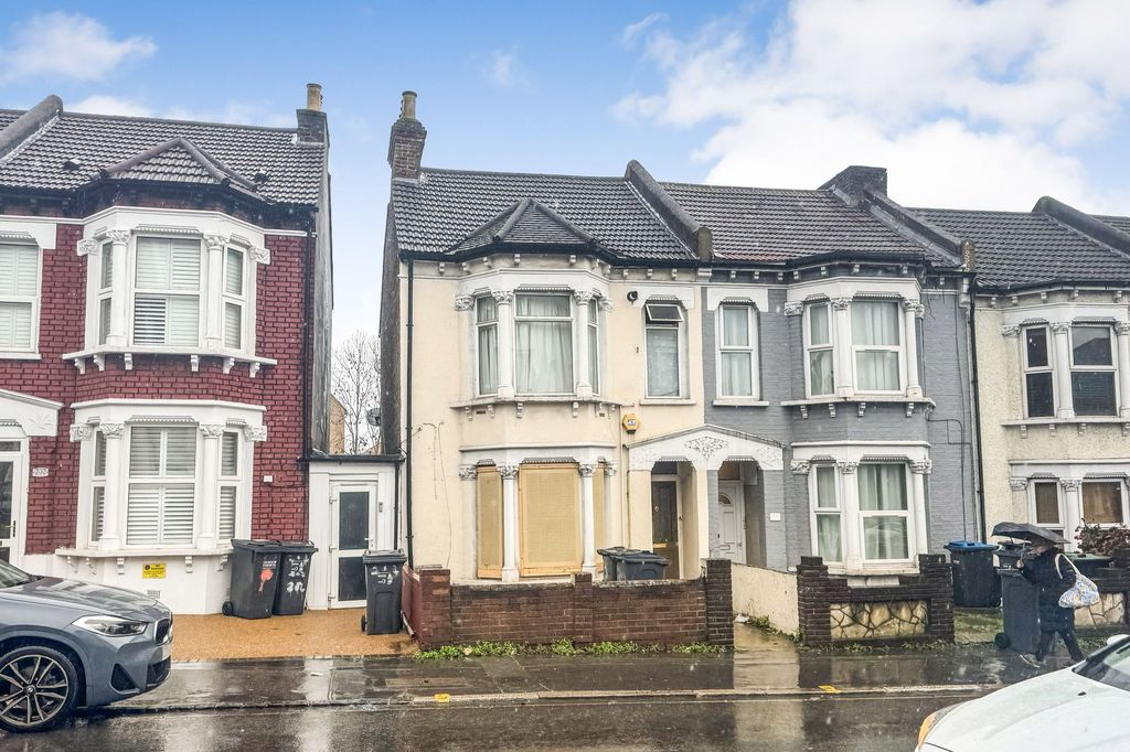Property photo 1 of 2 200 Whitehorse Lane, South Norwood, London Se25 6Ux