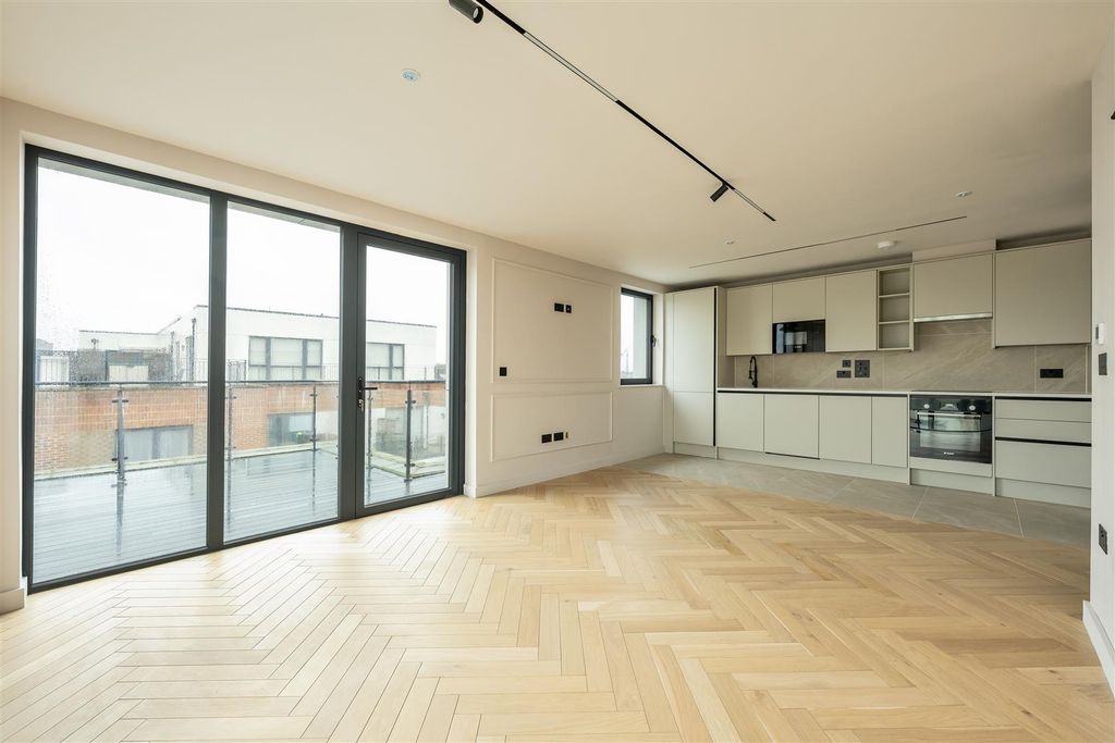 Property photo 2 of 14 Fulbourne Road, E17