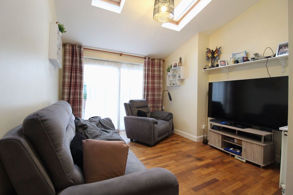 Property photo 3 of 15 Lounge