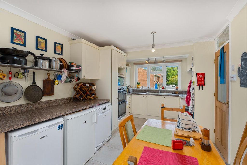 Property photo 2 of 11 9 Hillside Close, Banbury-6.Jpg