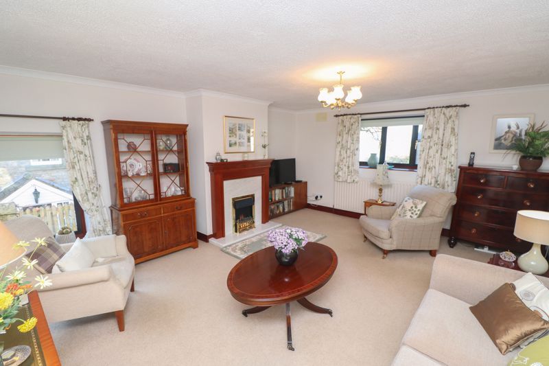 Property photo 3 of 17 Lounge