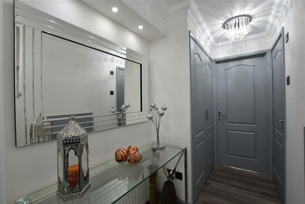 Property photo 3 of 14 Hallway