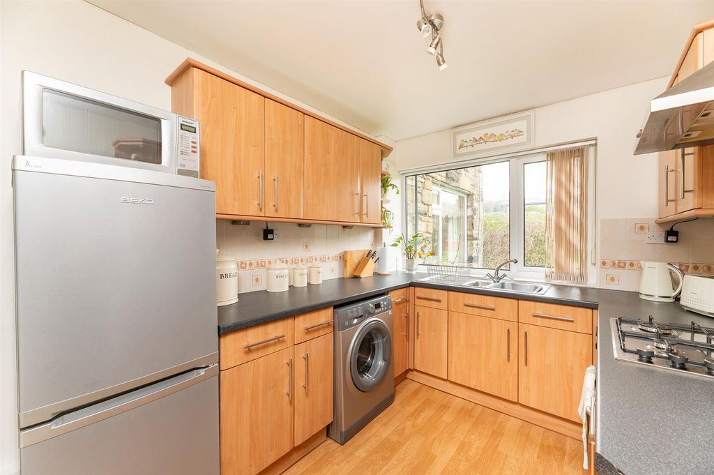 Property photo 3 of 18 Kitchen