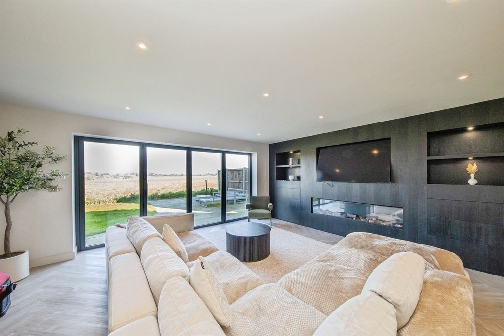 Property photo 3 of 23