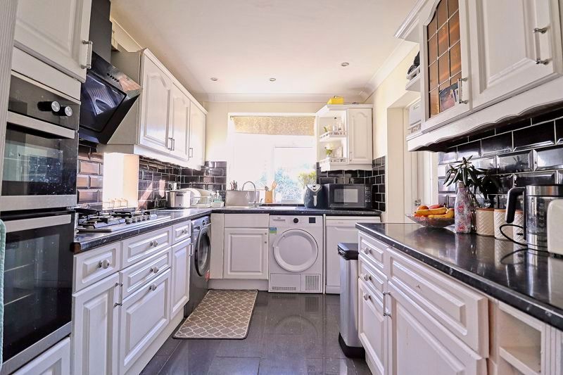 Property photo 3 of 19 Kitchen
