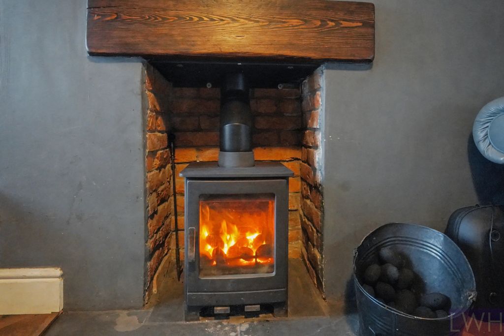 Property photo 3 of 16 Stove