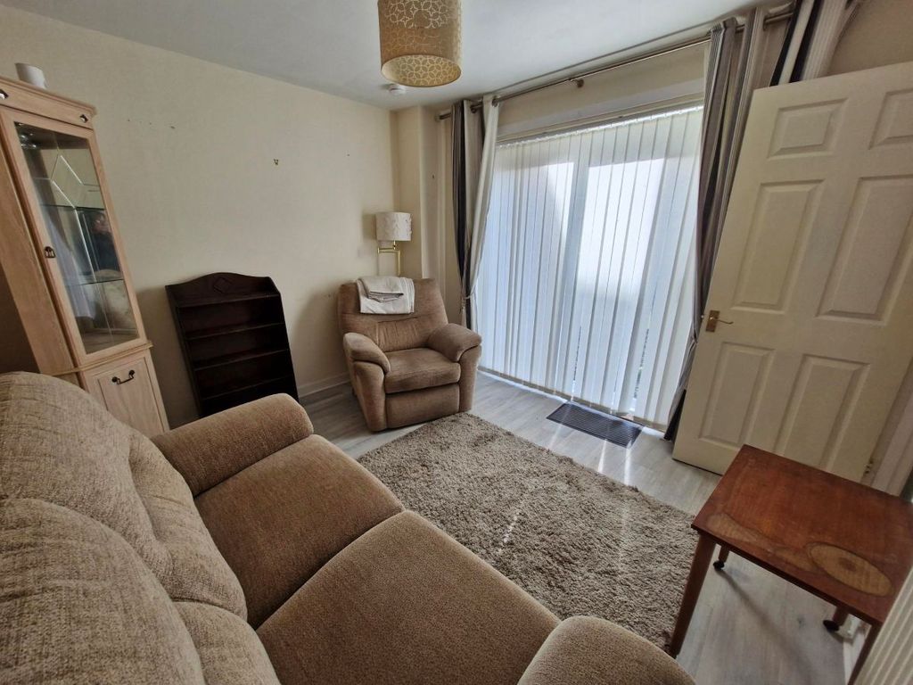 Property photo 3 of 8 Lounge 1