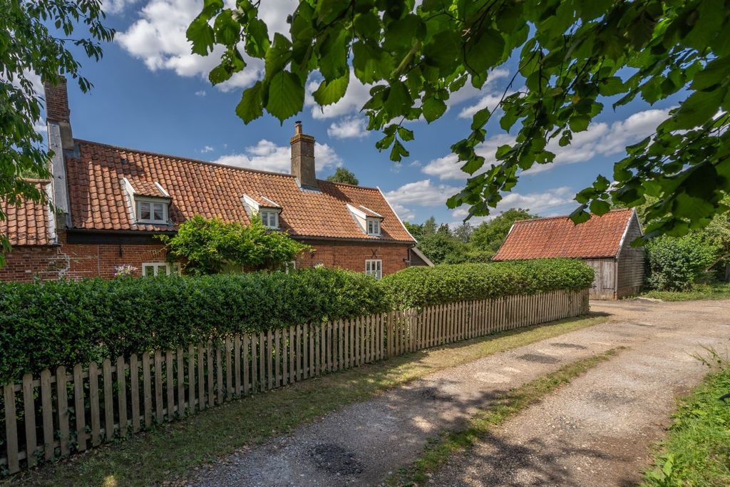 Property photo 2 of 33