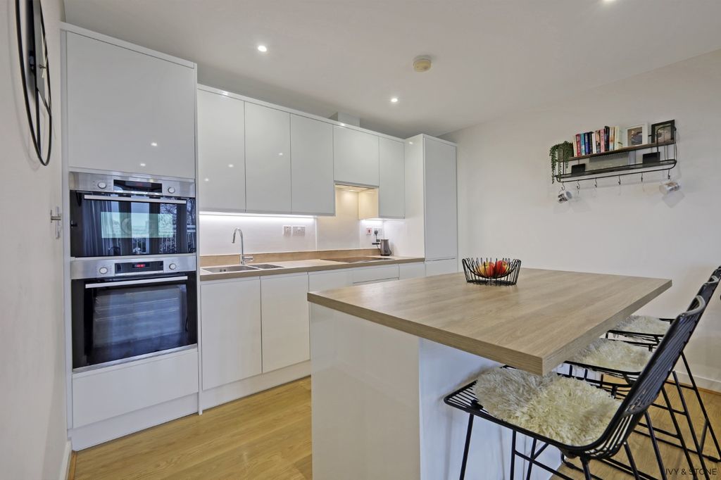 Property photo 2 of 19 4166212