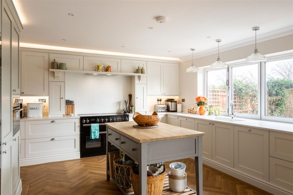 Property photo 3 of 25