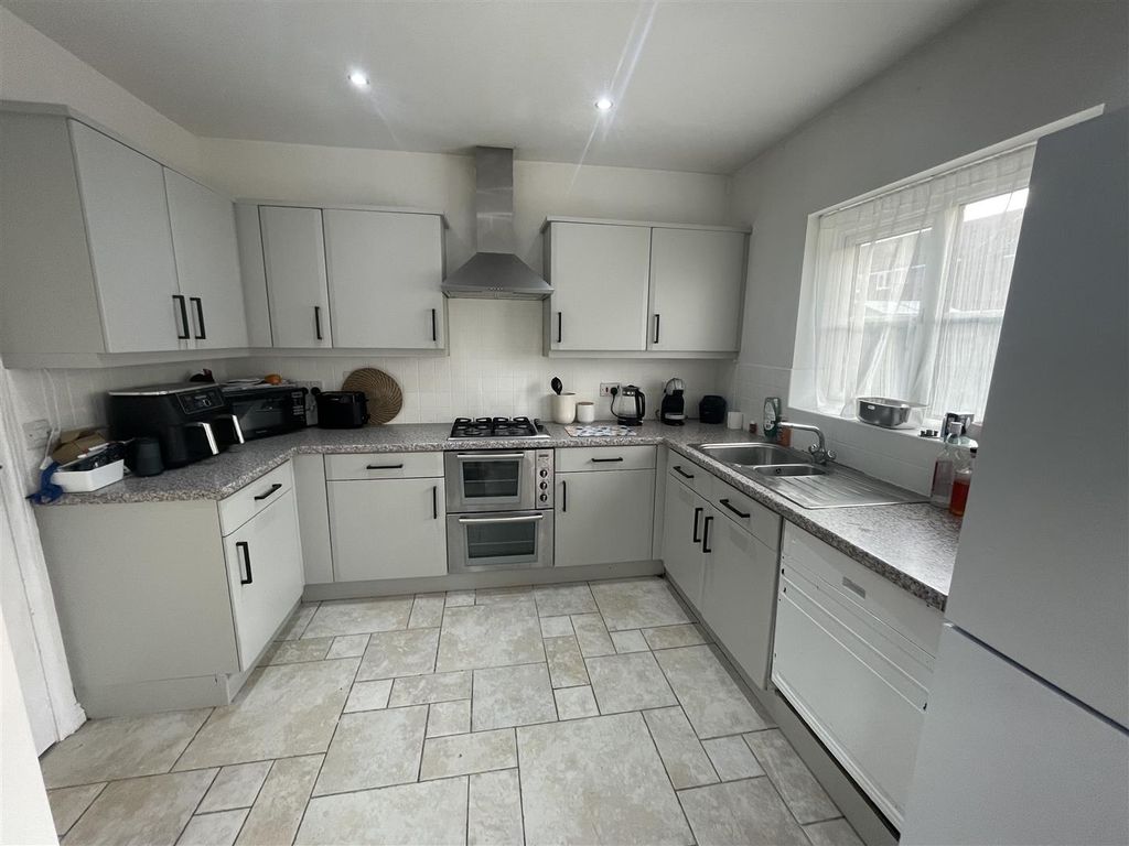 Property photo 3 of 14 95 High 9.Jpeg