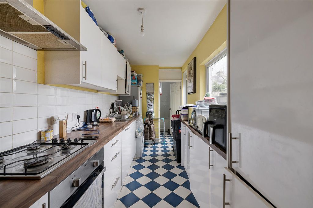 Property photo 3 of 14 Worcester Road E12