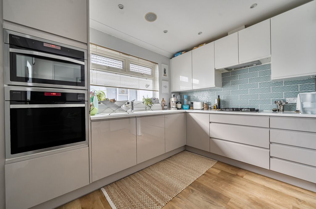 Property photo 3 of 18 1406640-13-698A08...