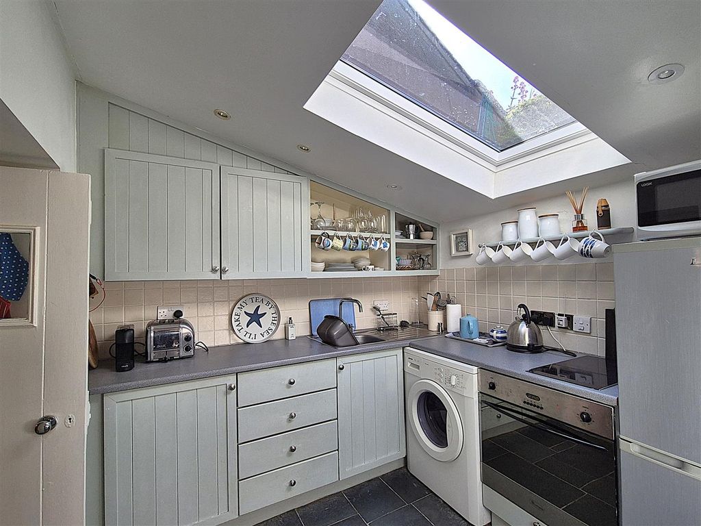 Property photo 3 of 11 Kitchen