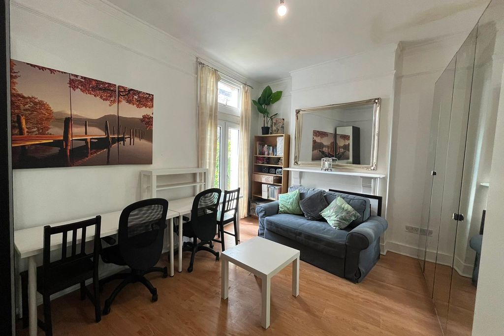 Property photo 2 of 35 2 Blakemore Road, Streatham Hill, London Sw16 1Nh