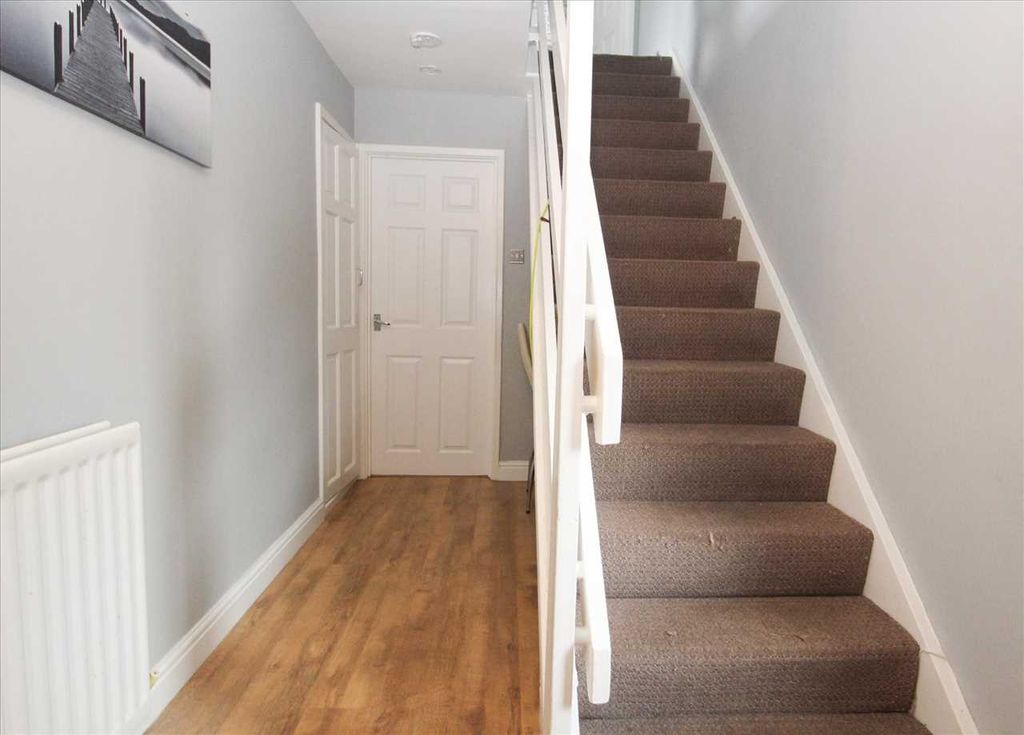 Property photo 2 of 11 Entrance Hall