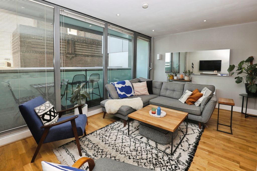 Property photo 3 of 15 Lounge