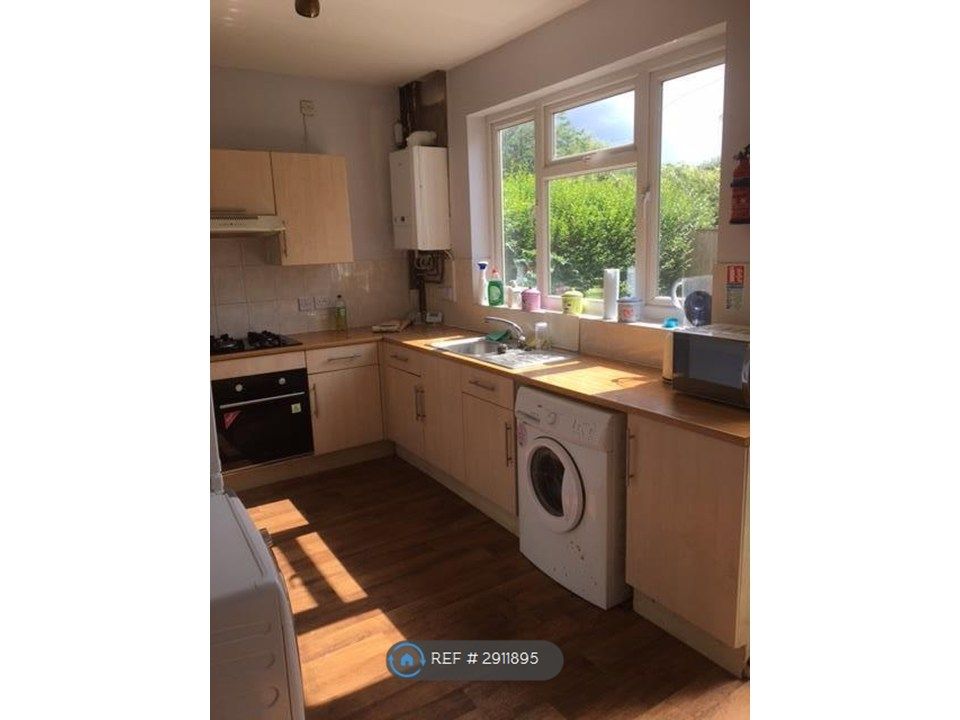 Property photo 3 of 10 Spacious Kitchen