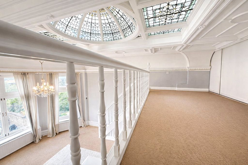 Property photo 3 of 12 Picture 3