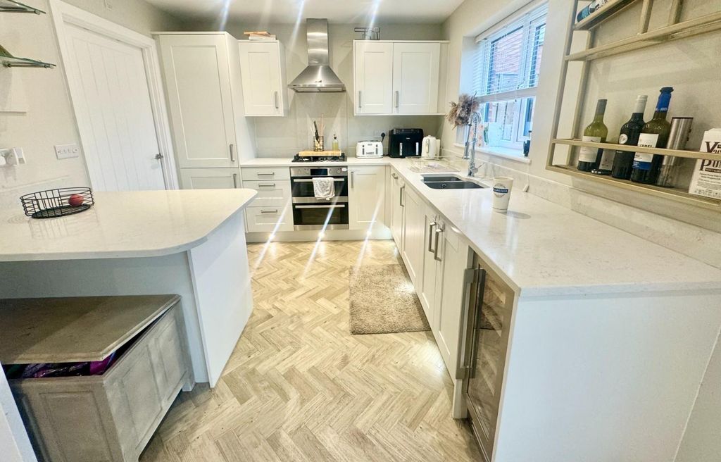 Property photo 3 of 10 Kitchen