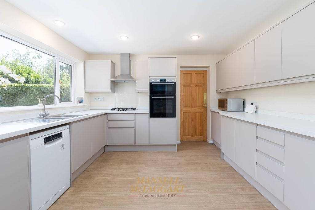 Property photo 2 of 31