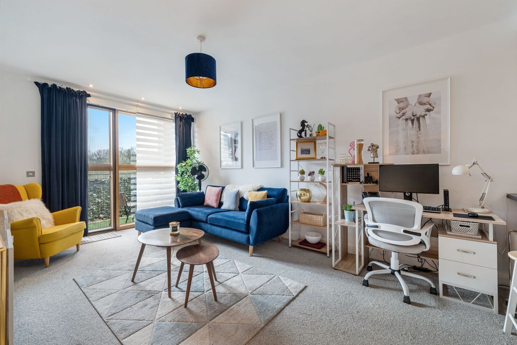 Property photo 3 of 12 Lounge