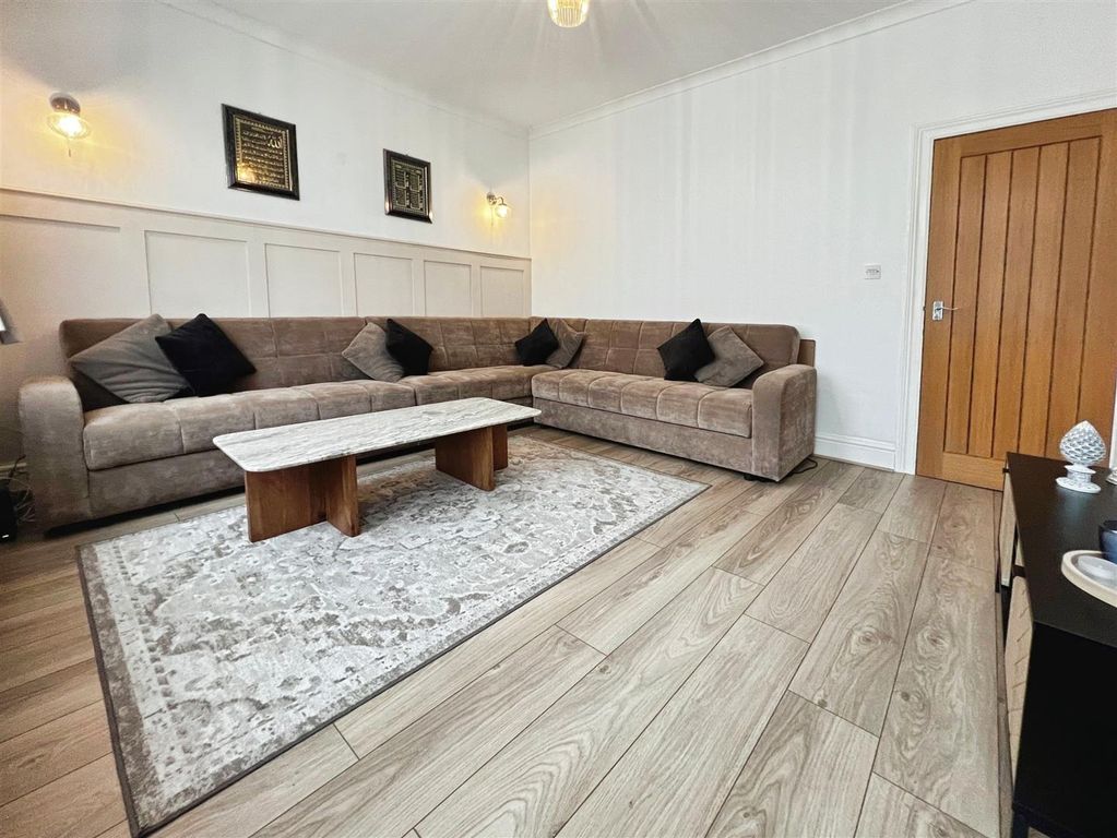 Property photo 2 of 19 Lounge