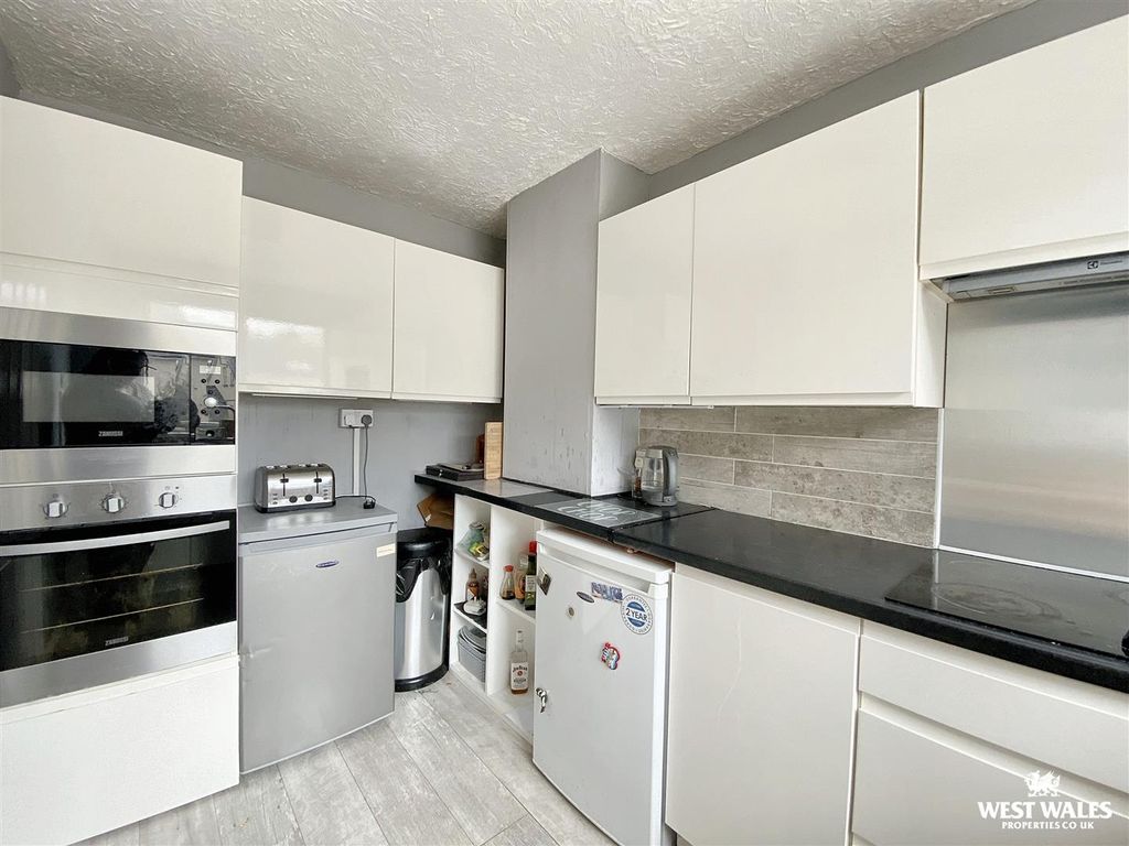 Additional image 4 of 2 bed flat for saleMilford Street, Saundersfoot SA69
