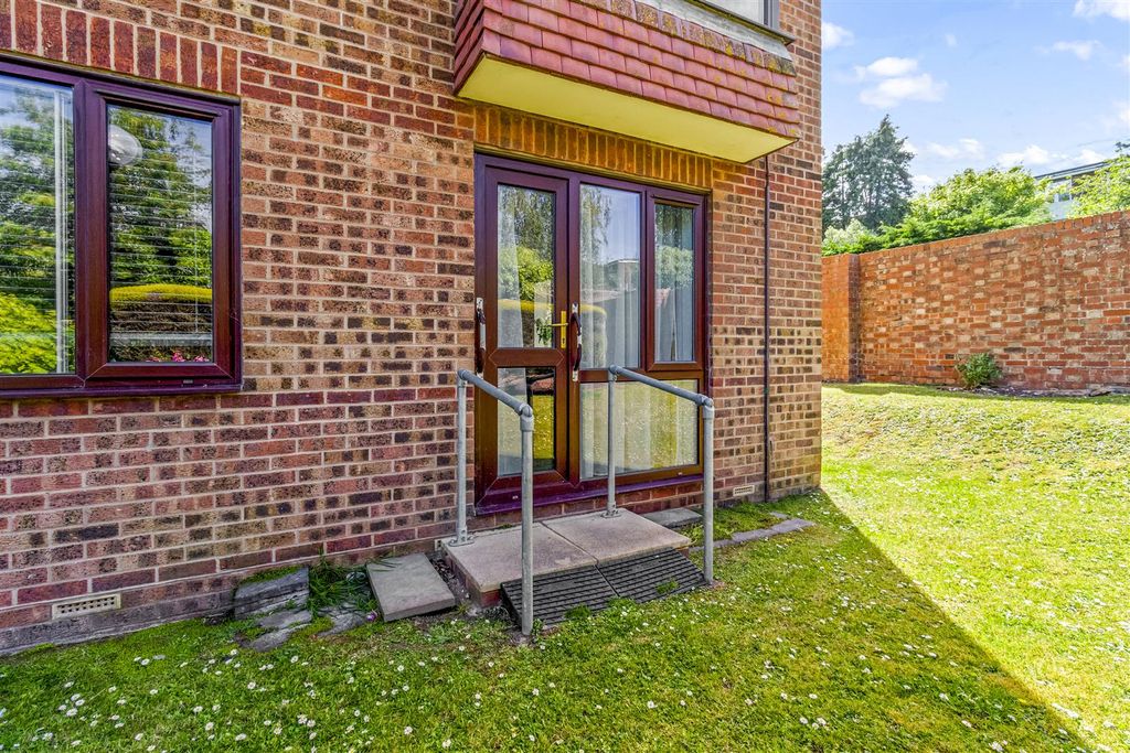 Property photo 2 of 19 4 Penrith Court-003.Jpg