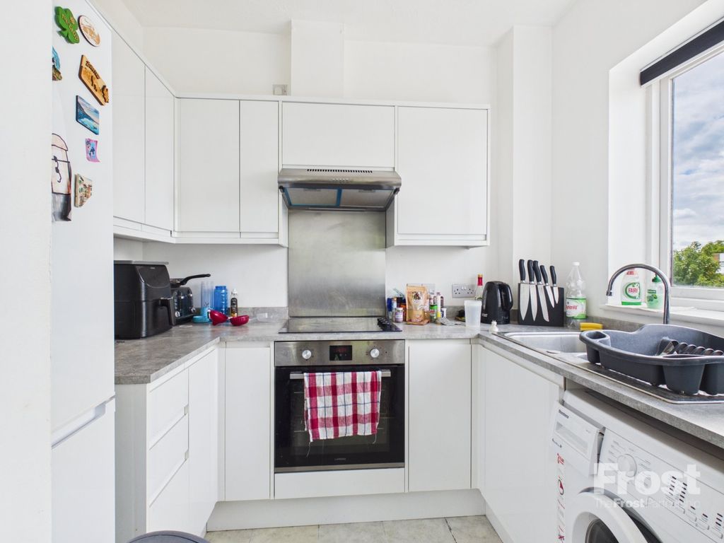 Property photo 3 of 7 Kitchen