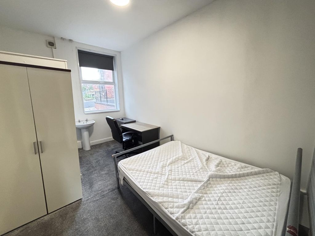 Property photo 2 of 14 A Tidy And Well-Lit Student Bedroom Featuring A Si...