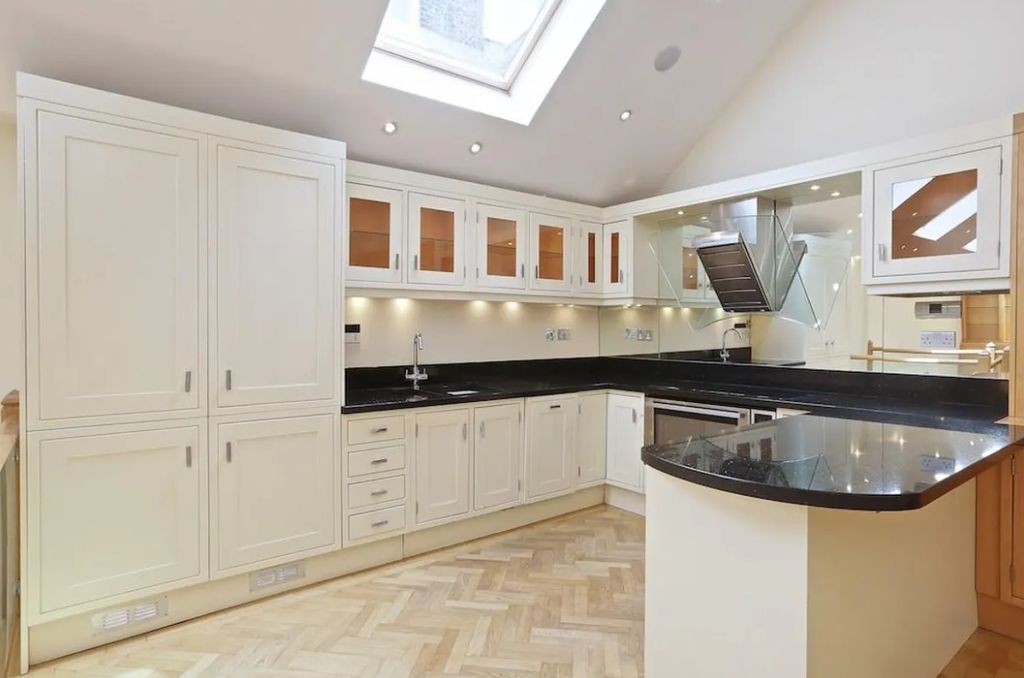 Property photo 3 of 15 Kitchen