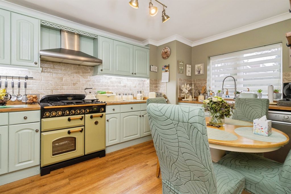 Property photo 2 of 33