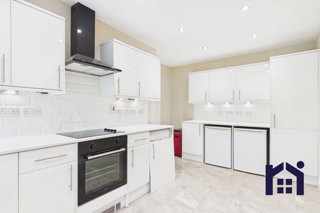 Property photo 2 of 14 Kitchen