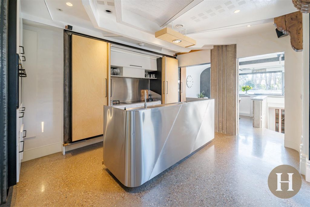 Property photo 2 of 49 Hadleigh Estate Agents-16.Jpg